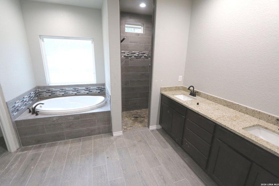 Furnished interior view inside a new home in , La Vernia (Image 9).