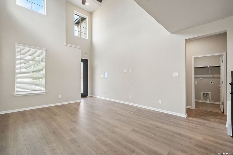 Spacious, unfurnished interior of a new home in Thomas Pond, San Antonio (Image 23).