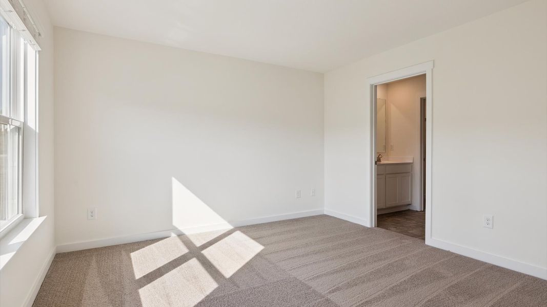 Spacious, unfurnished interior of a new home in Emory Creek, Harriman (Image 13).