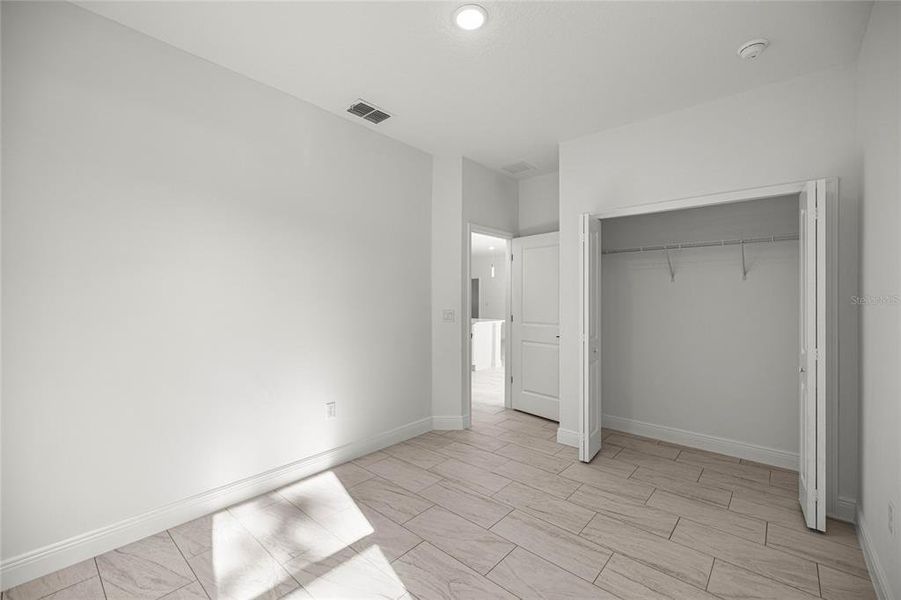 Spacious, unfurnished interior of a new home in , Citrus Springs (Image 24).