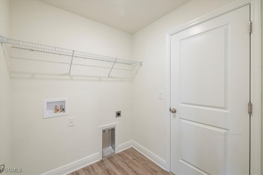 Spacious, unfurnished interior of a new home in Cape Coral, Cape Coral (Image 27).