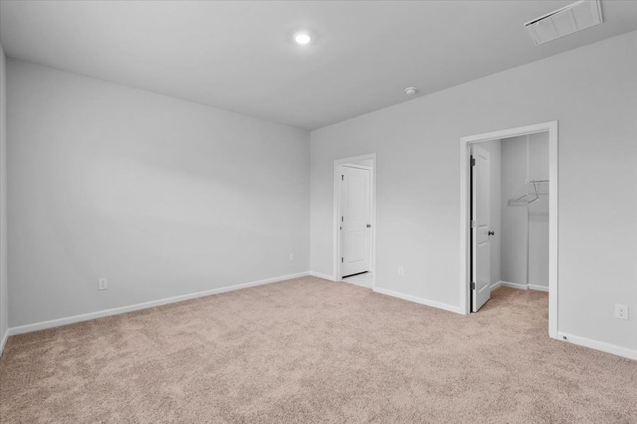 Spacious, unfurnished interior of a new home in Fieldstone, Lexington (Image 22).