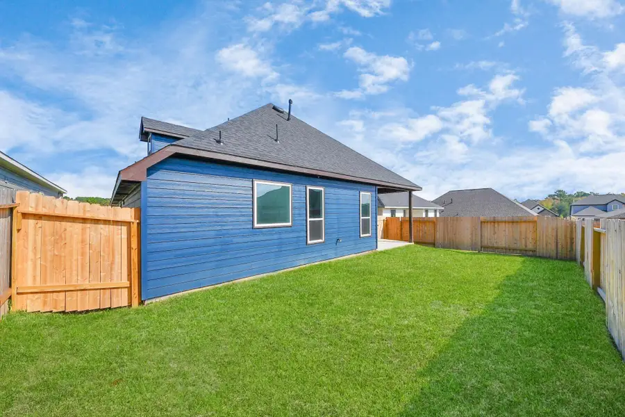 Exterior details and patio area of a home in Lexington Heights, Willis (Image 3).