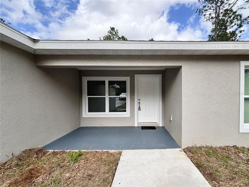 Exterior details and patio area of a home in , Dunnellon (Image 3).
