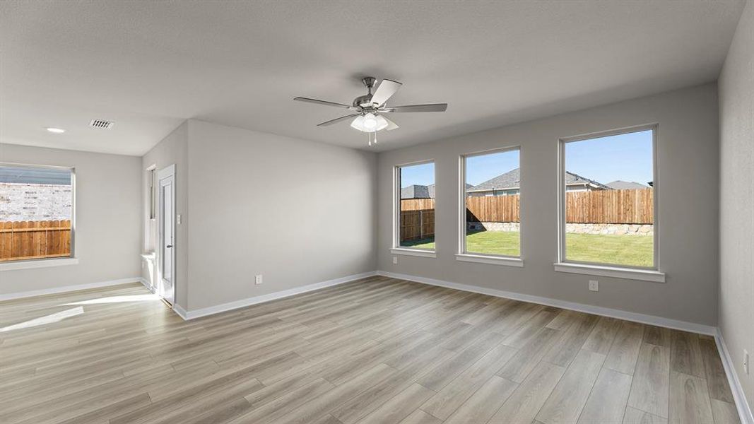 18. 1632 Elle - Family