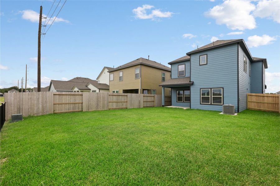 Exterior details and patio area of a home in Glendale Lakes, Rosharon (Image 28).