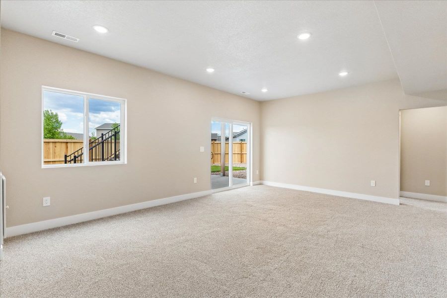 Spacious, unfurnished interior of a new home in Aspen Meadows, Colorado Springs (Image 39).