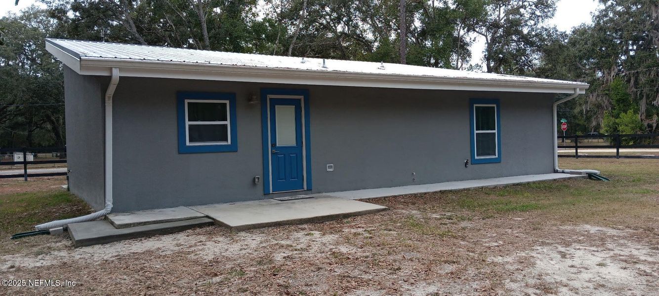 Exterior details and patio area of a home in , Interlachen (Image 18).