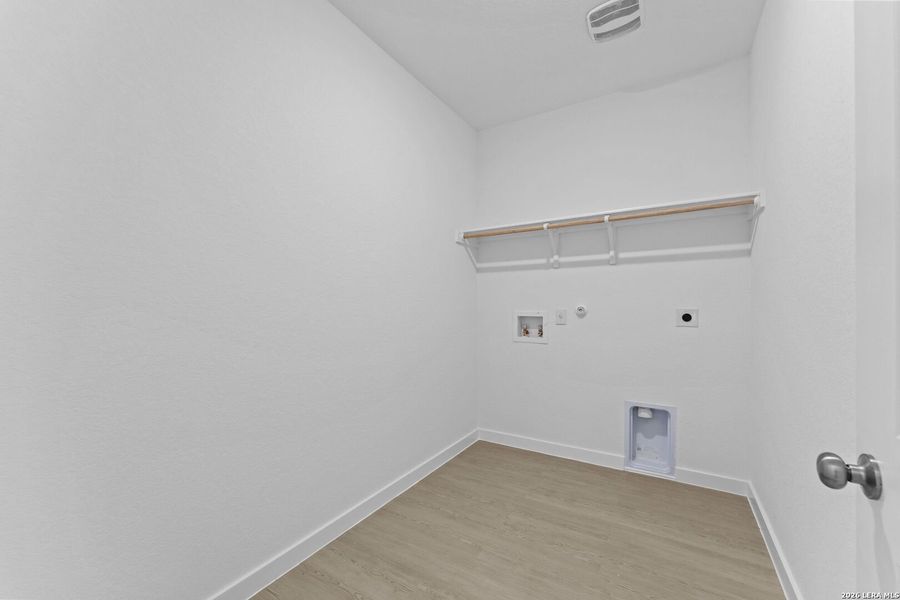 Spacious, unfurnished interior of a new home in Waterwheel, San Antonio (Image 14).