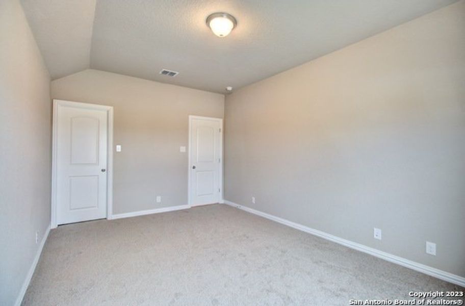 Spacious, unfurnished interior of a new home in Stream Waters, Seguin (Image 7).