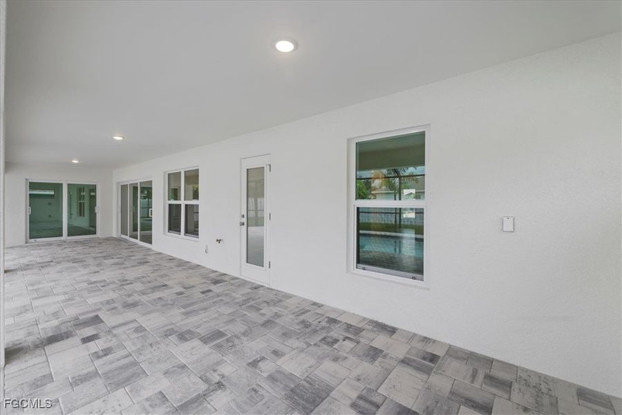 Spacious, unfurnished interior of a new home in Cape Coral, Cape Coral (Image 34).