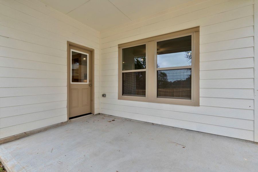 Exterior details and patio area of a home in Westridge Cove 40', Conroe (Image 19).