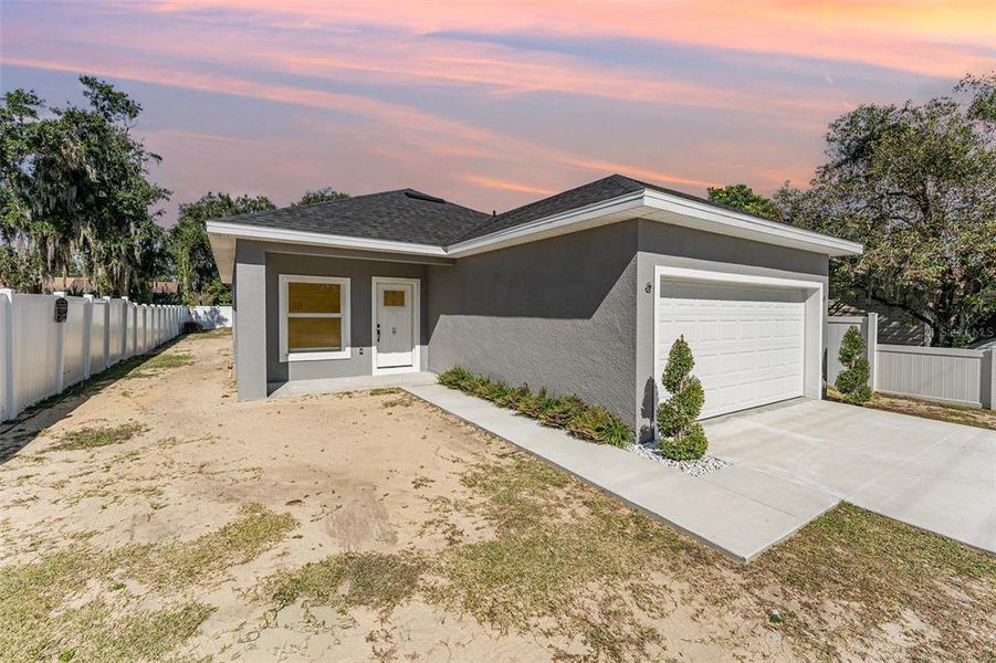 Exterior details and patio area of a home in , Lakeland (Image 3).