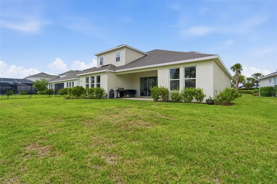 Exterior details and patio area of a home in , Bradenton (Image 3).
