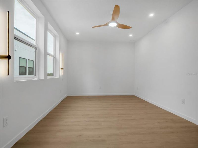 Spacious, unfurnished interior of a new home in , St. Petersburg (Image 15).