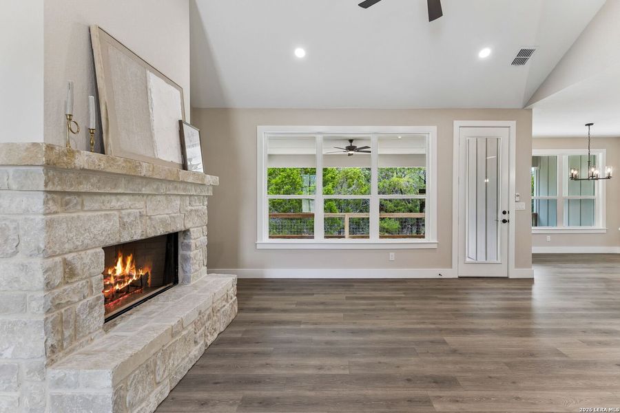 Spacious, unfurnished interior of a new home in , Canyon Lake (Image 27).