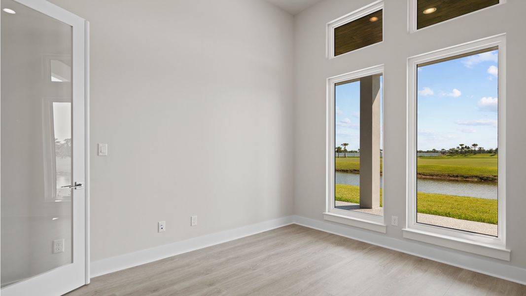 Spacious, unfurnished interior of a new home in Glynlea Country Club, Port St. Lucie (Image 25).