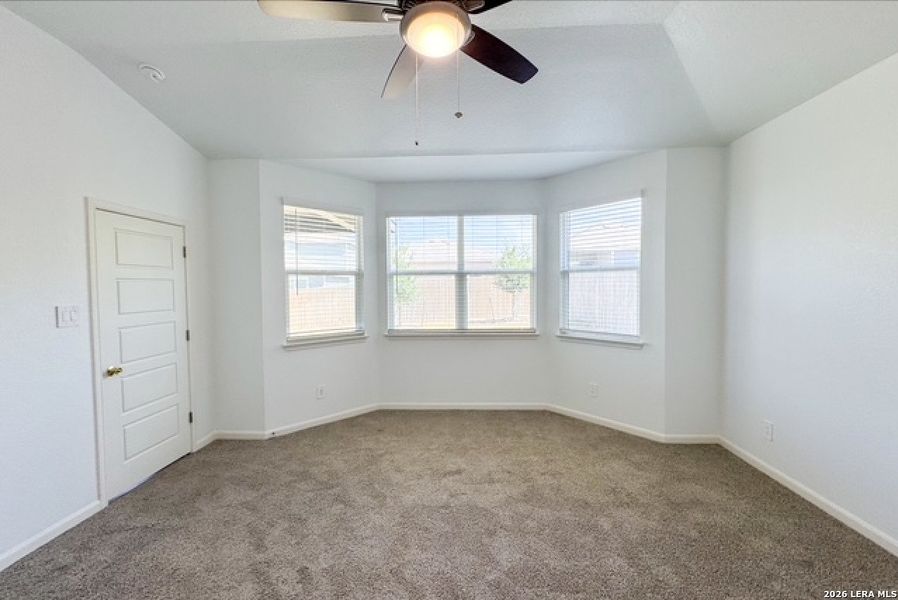Spacious, unfurnished interior of a new home in Thomas Pond, San Antonio (Image 17).