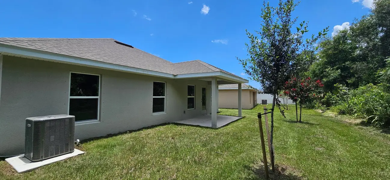 Representative exterior details of a home built from the 1635 by Adams Homes in Winding Oaks, Weeki Wachee (Image 4).