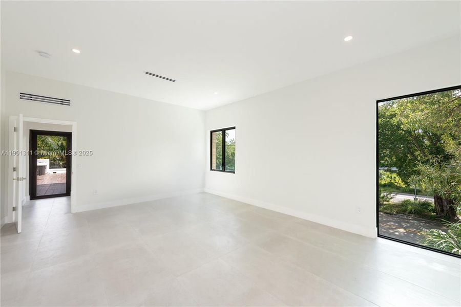 Spacious, unfurnished interior of a new home in , Miami (Image 13).