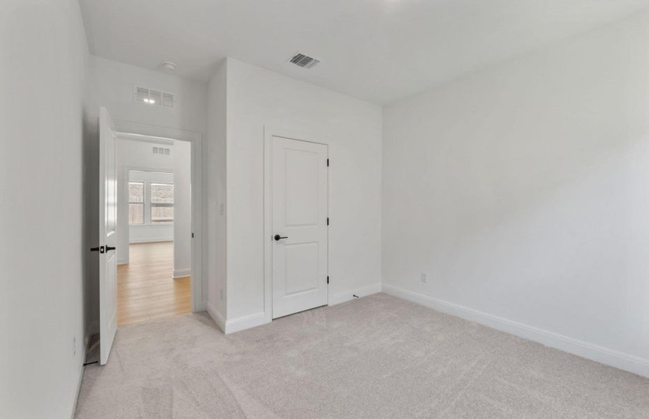 Spacious, unfurnished interior of a new home in Crescent Bluff, Georgetown (Image 24).