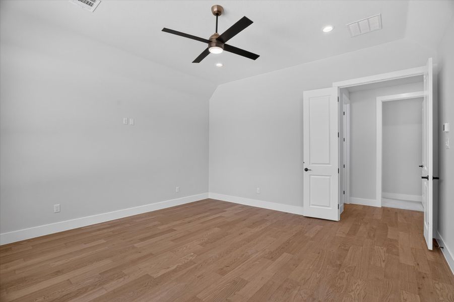 Spacious, unfurnished interior of a new home in Timberview Preserves, Weatherford (Image 43).