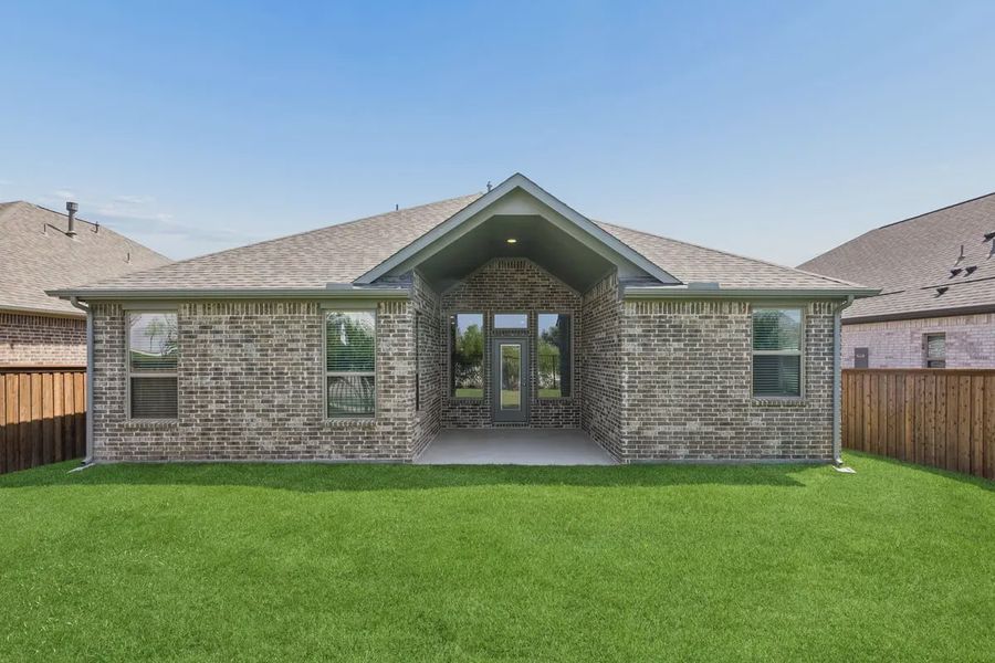 Exterior details and patio area of a home in Las Lomas, Forney (Image 3).