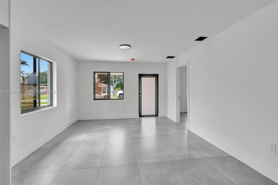 Spacious, unfurnished interior of a new home in , Miami Gardens (Image 45).