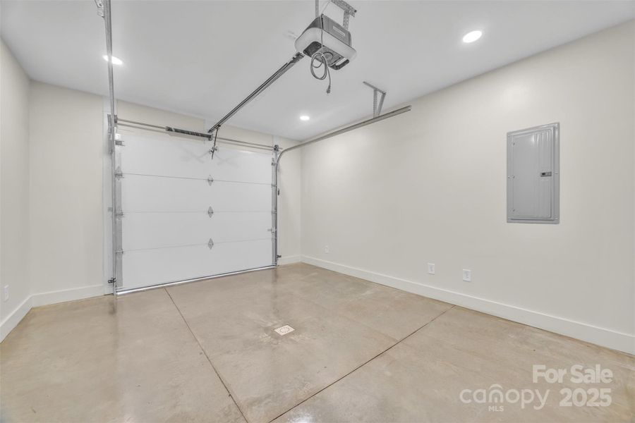 Spacious, unfurnished interior of a new home in , Jefferson (Image 14).