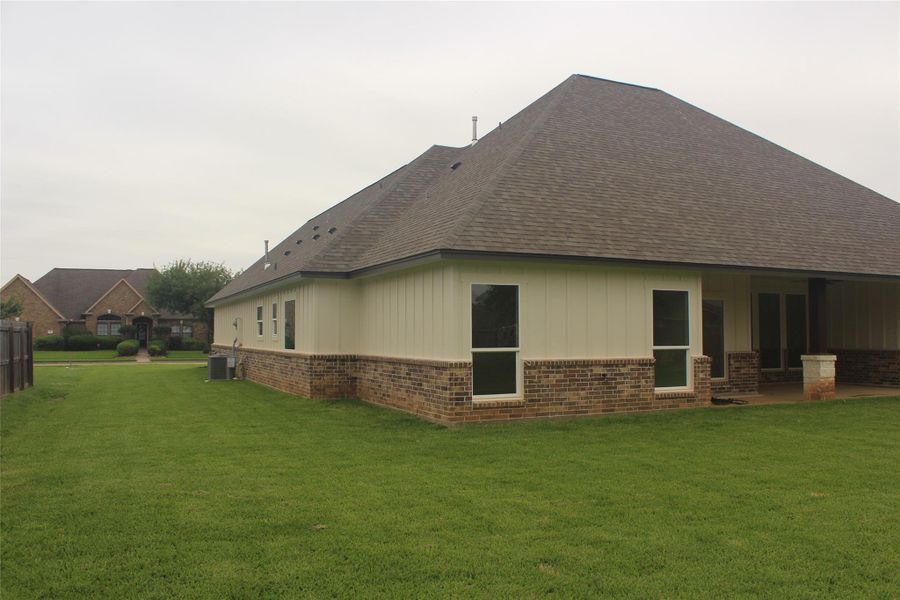 Exterior details and patio area of a home in , Clute (Image 21).