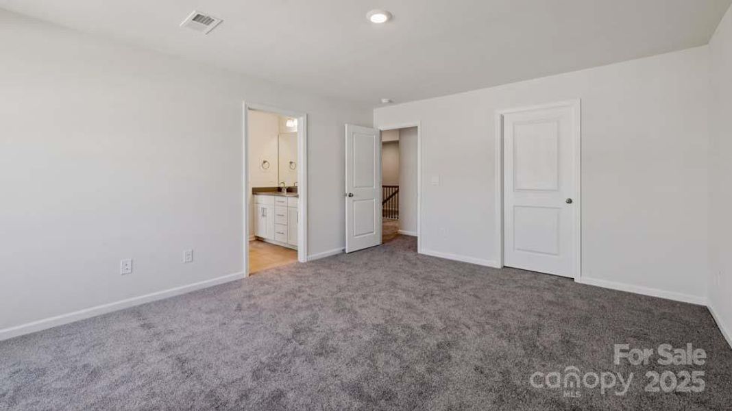 Spacious, unfurnished interior of a new home in Sylvan Creek, Denver (Image 16).