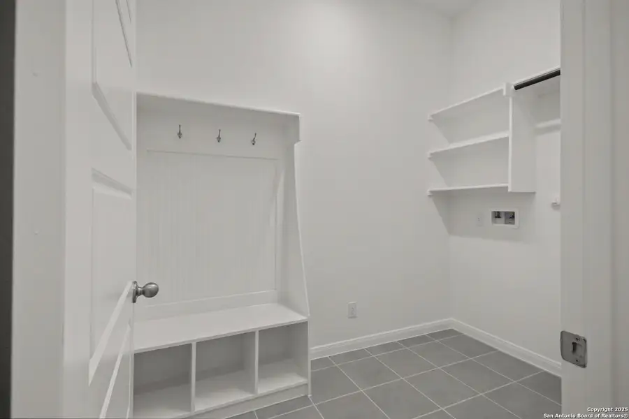 Spacious, unfurnished interior of a new home in Homestead, Schertz (Image 11).