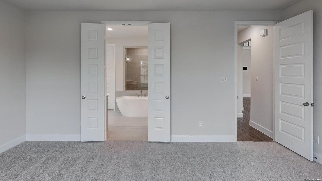 Spacious, unfurnished interior of a new home in Haby Hill, San Antonio (Image 28).