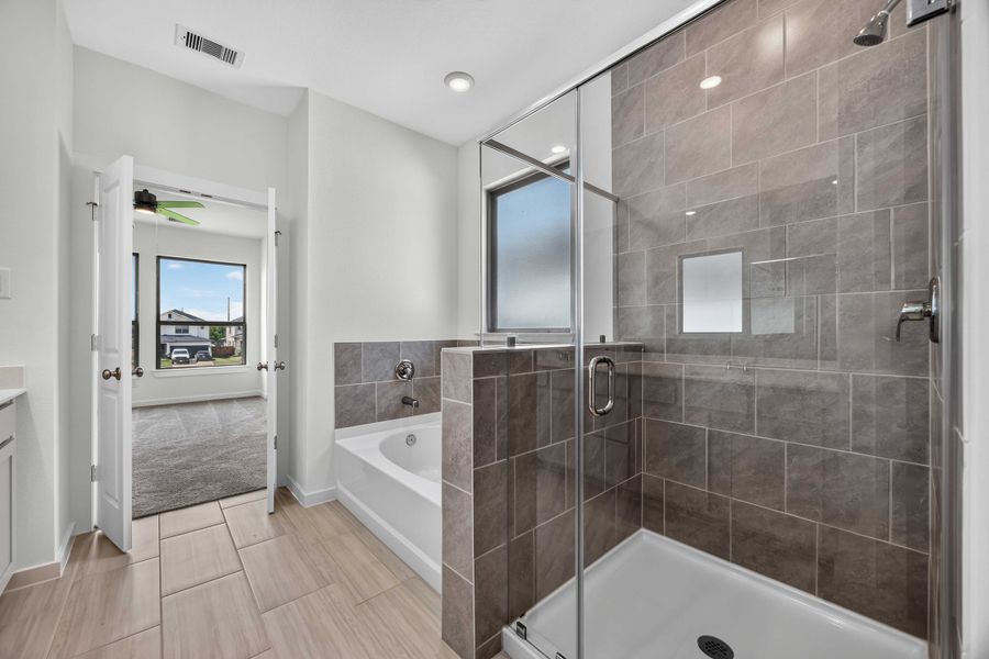 Furnished interior view inside a new home in La Segarra 40', Brookshire (Image 14).