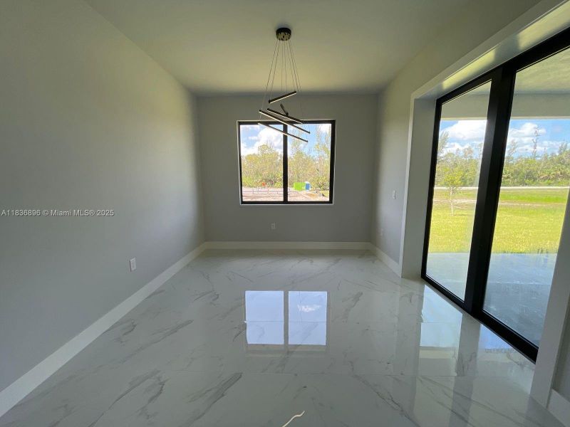 Spacious, unfurnished interior of a new home in , Cape Coral (Image 11).