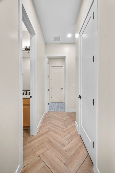 Spacious, unfurnished interior of a new home in Verdancia, El Paso (Image 30).