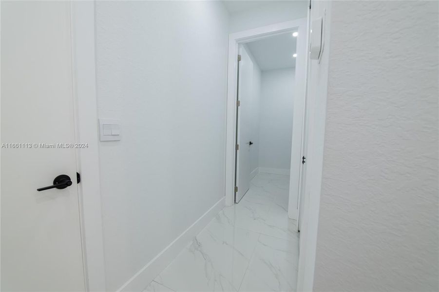 Spacious, unfurnished interior of a new home in , Cape Coral (Image 23).