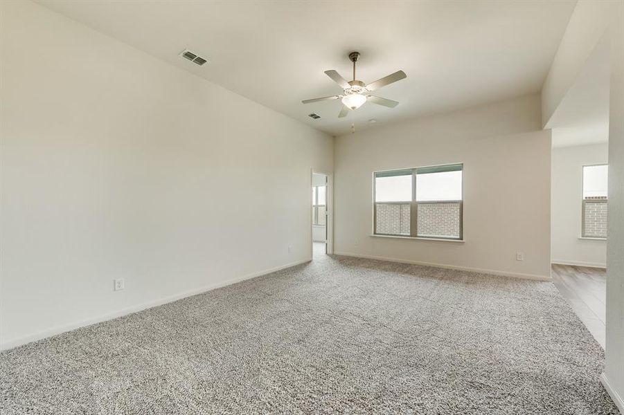 Spacious, unfurnished interior of a new home in Logan Square, Fort Worth (Image 10).