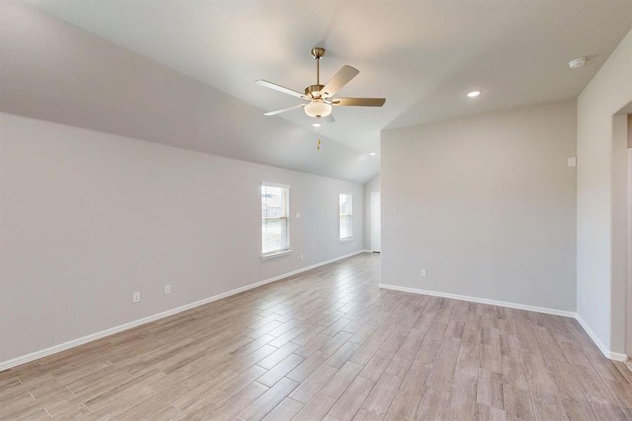 Spacious, unfurnished interior of a new home in Meadow Park, Ponder (Image 15).