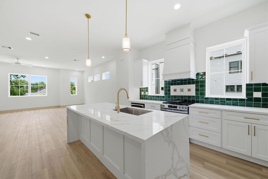 Note the connectivity between the Living-Dining-Kitchen - entertain your family and friends easily and in style!