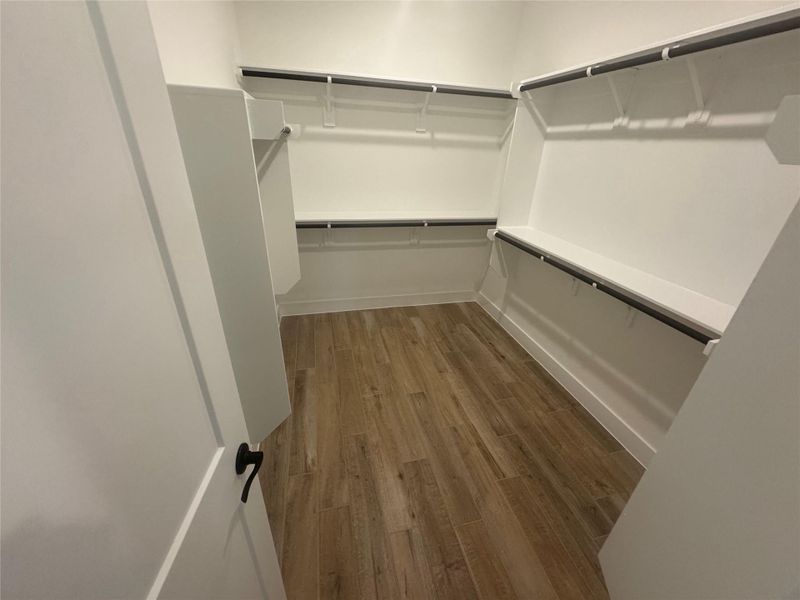 Spacious, unfurnished interior of a new home in Evergreen, Conroe (Image 20).