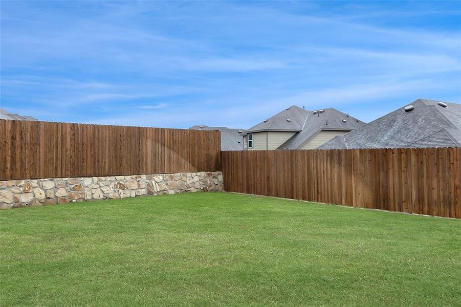 Exterior details and patio area of a home in , Van Alstyne (Image 4).
