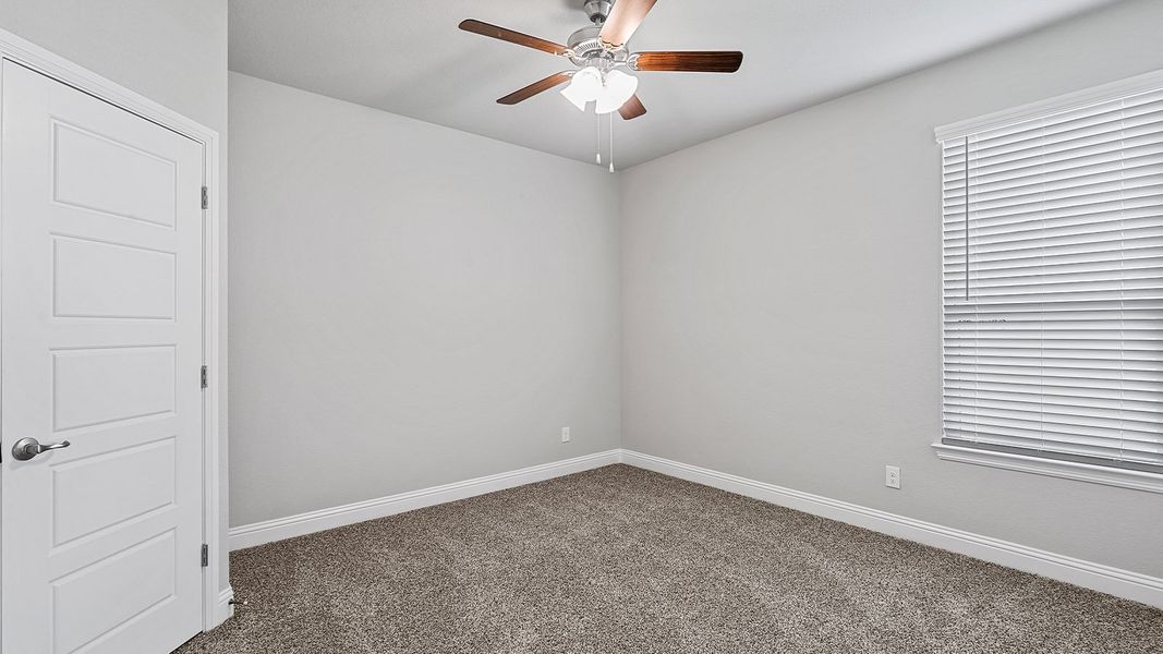 Spacious, unfurnished interior of a new home in Eagle Creek, Denton (Image 33).