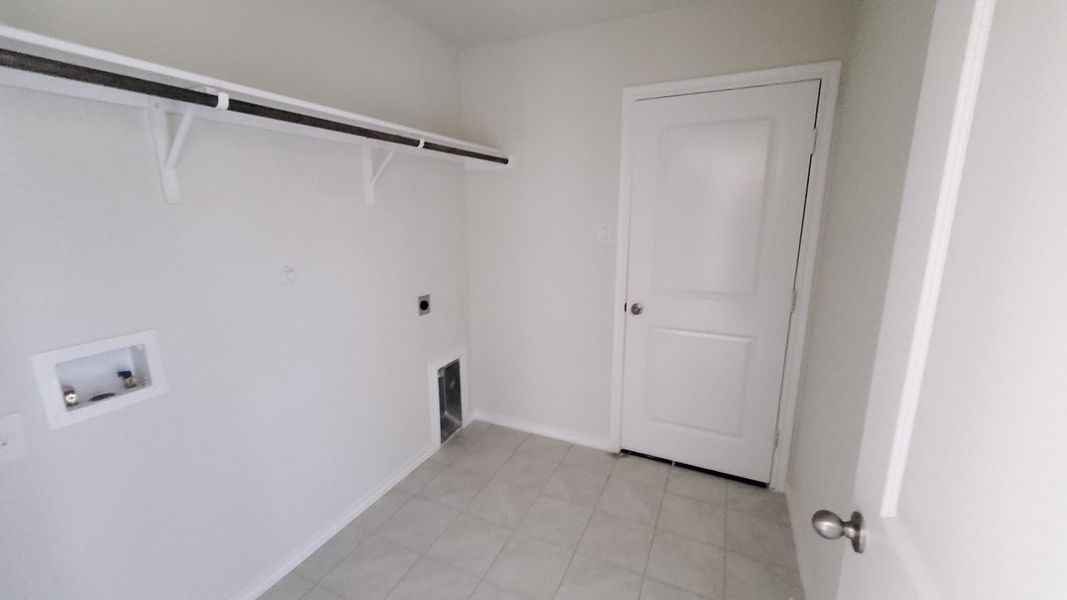 Representative unfurnished interior of a home built from the X40S Seabrook by D.R. Horton in Valor Farms, Royse City (Image 16).