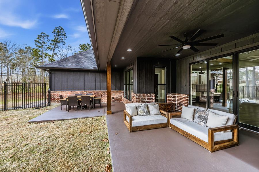 Exterior details and patio area of a home in , Huntsville (Image 4).
