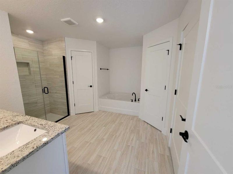 Spacious, unfurnished interior of a new home in , Ocala (Image 21).