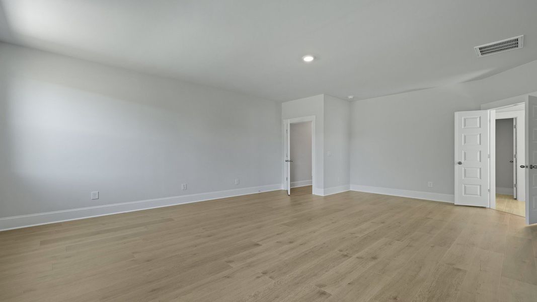 Spacious, unfurnished interior of a new home in Livingston Woods, Irmo (Image 23).