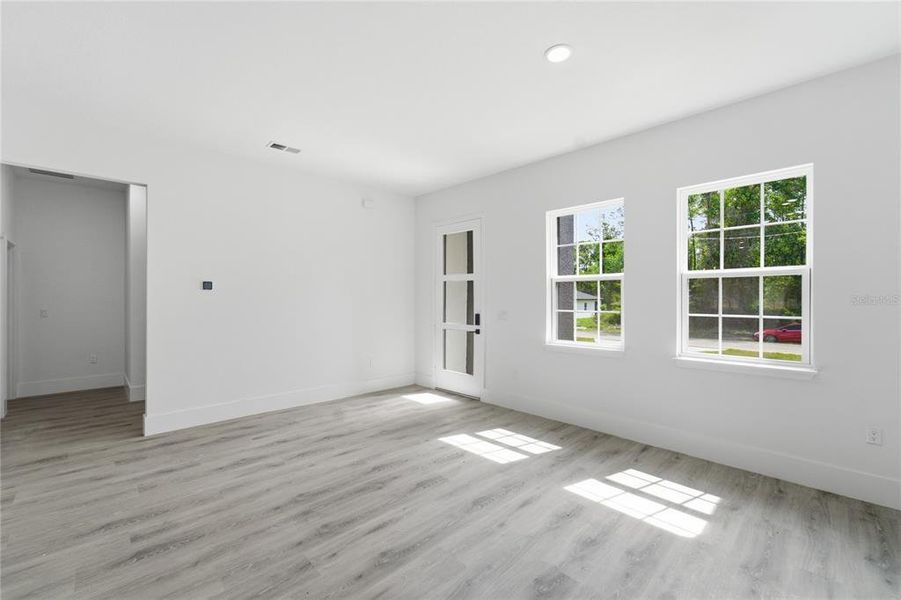 Spacious, unfurnished interior of a new home in , Dunnellon (Image 31).