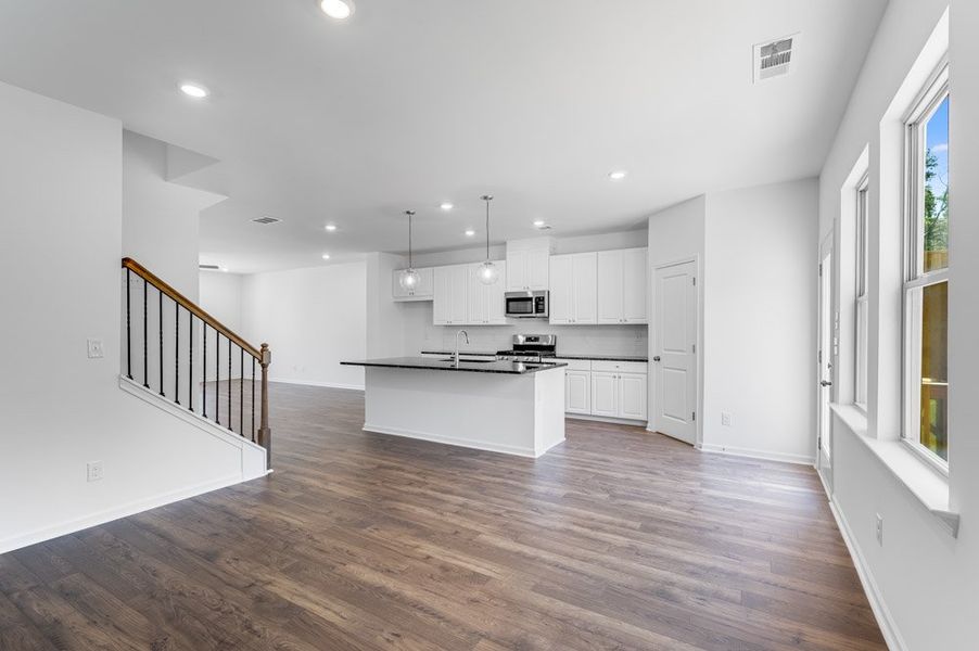 Spacious, unfurnished interior of a new home in Hampton Trace, Marietta (Image 7).