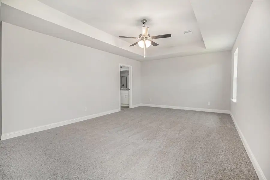 Spacious, unfurnished interior of a new home in Lago Mar, Texas City (Image 10).